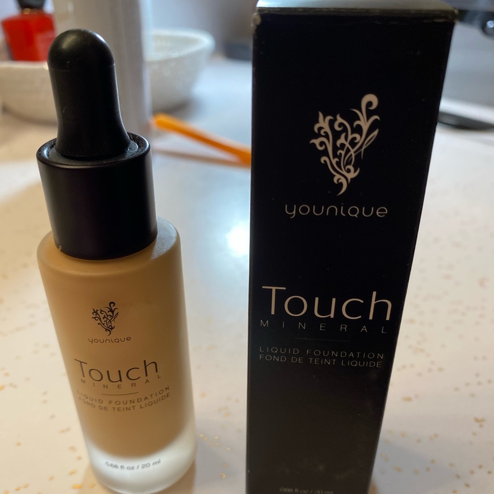 Younique Mineral touch foundation in Eyelet